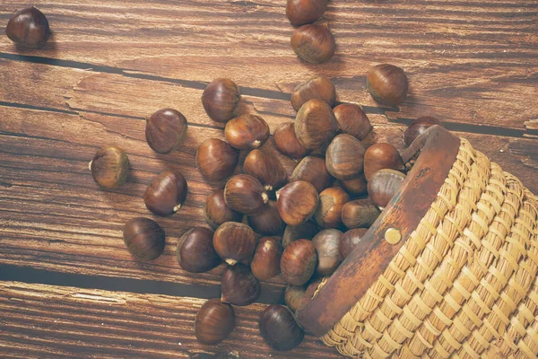 Frische Kastanien Korb Fallen Auf Einen Braunen Holztisch — Stockfoto