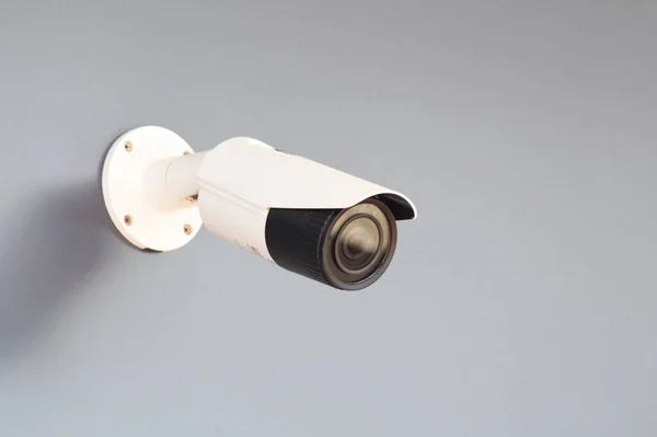 グレーの壁にインストールされているIp Cctvホワイトカメラ ホームセキュリティシステムコンセプト — ストック写真