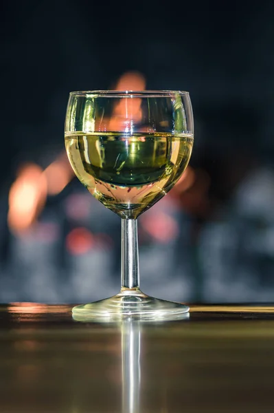 Ett Glas Vitt Vin Bokeh Bakgrund — Stockfoto