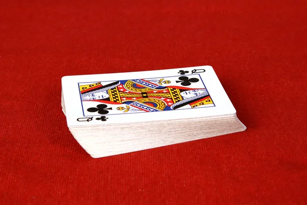 Nahaufnahme Eines Kartenspiels Auf Roter Fläche — Stockfoto