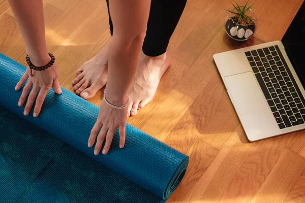 Una Mujer Preparando Esterilla Para Una Clase Yoga Línea Casa — Foto de Stock