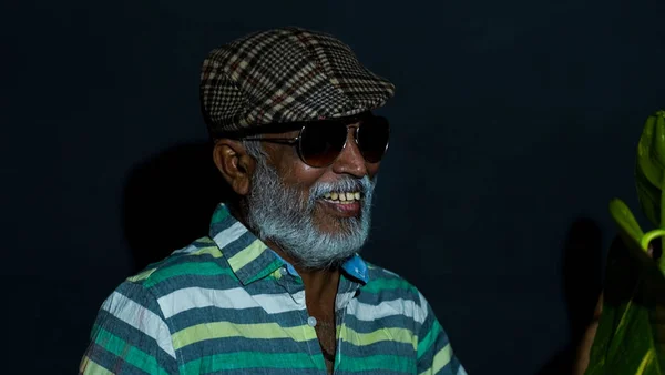 Portrait Homme Âgé Asiatique Barbu Heureux Portant Chapeau Des Lunettes — Photo