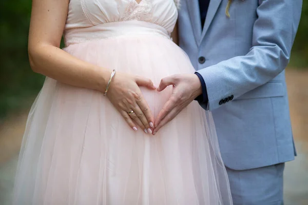 Těhotná Nevěsta Ženichem Jejich Svatební Den — Stock fotografie