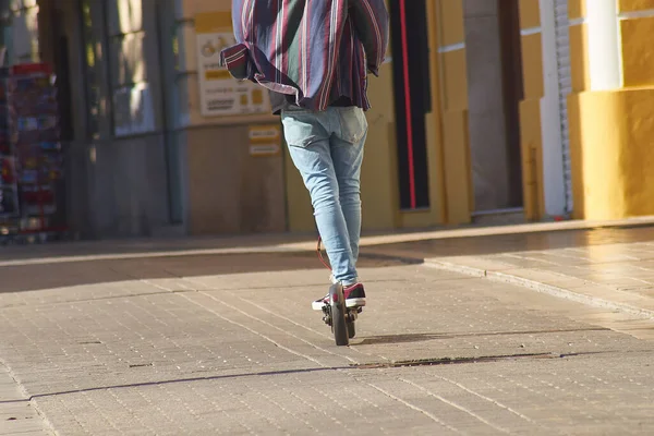 Une Personne Sur Une Planche Roulettes Dans Une Rue Jour — Photo