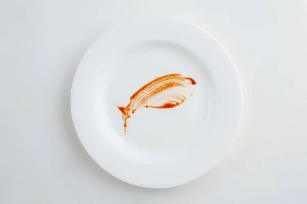 Tiro Vista Superior Respingo Ketchup Uma Chapa Uma Superfície Branca — Fotografia de Stock