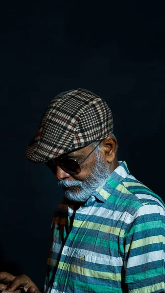 Una Vista Lateral Hombre Mayor Asiático Barbudo Con Sombrero Gafas — Foto de Stock