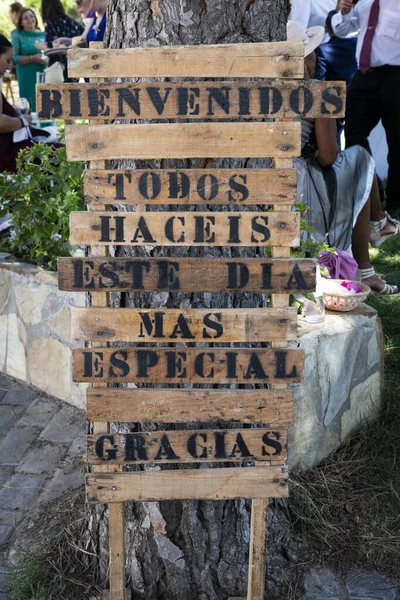 Disparo Vertical Adorno Saludo Boda Madera Apoyado Árbol — Foto de Stock