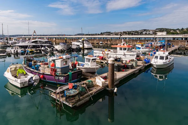 Primer Plano Barcos Estacionados Puerto Cerca Ciudad —  Fotos de Stock