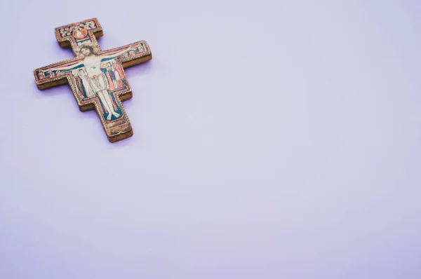 High Angle Shot Decorated Wooden Cross Isolated Light Purple Background — Stock Photo, Image