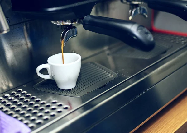 Egy Közeli Kép Kávégépből Kiömlő Eszpresszóról Professzionális Kávéfőzés — Stock Fotó