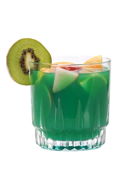 Primo Piano Cocktail Verde Con Fette Frutta Isolato Sfondo Bianco — Foto Stock