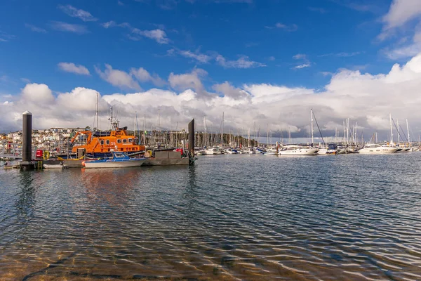 Gros Plan Bateaux Garés Dans Port Près Ville — Photo