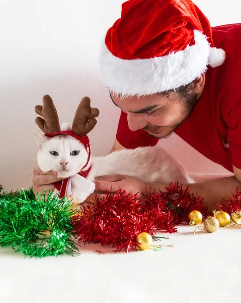 Ein Junger Kaukasischer Mann Mit Nikolausmütze Spielt Mit Einer Weißen — Stockfoto