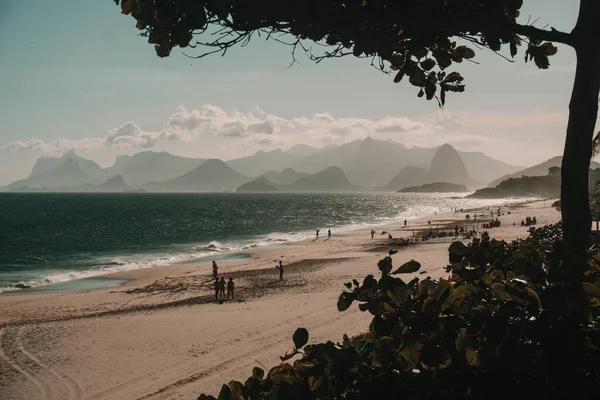 Una Playa Arena Llena Gente Con Fondo Montaña — Foto de Stock