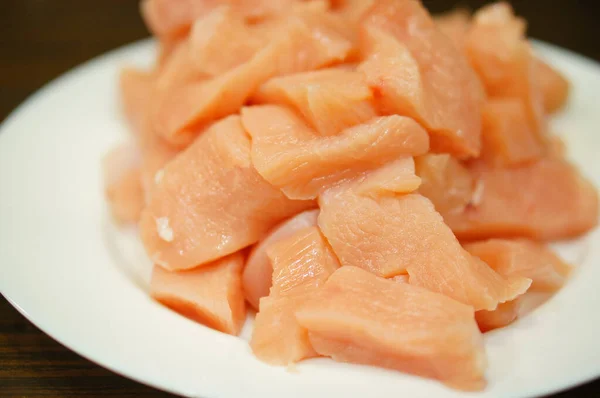 Primer Plano Pequeñas Piezas Salmón Apiladas Una Encima Otra Plato —  Fotos de Stock