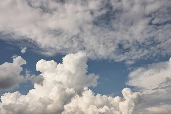 Hermoso Cielo Azul Cubierto Nubes Hinchadas — Foto de Stock