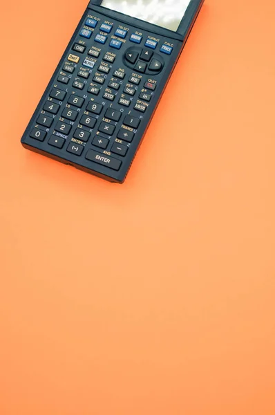 Eine Nahaufnahme Von Oben Eines Graphischen Rechners Isoliert Auf Orangefarbenem — Stockfoto