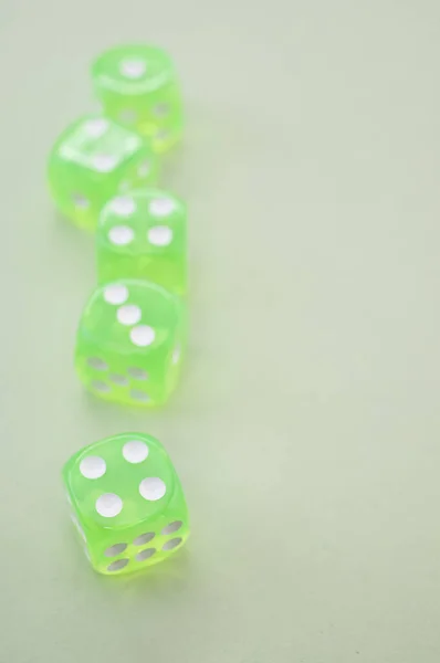 在灰色背景上隔离的五个霓虹灯绿色骰子的头像特写 — 图库照片