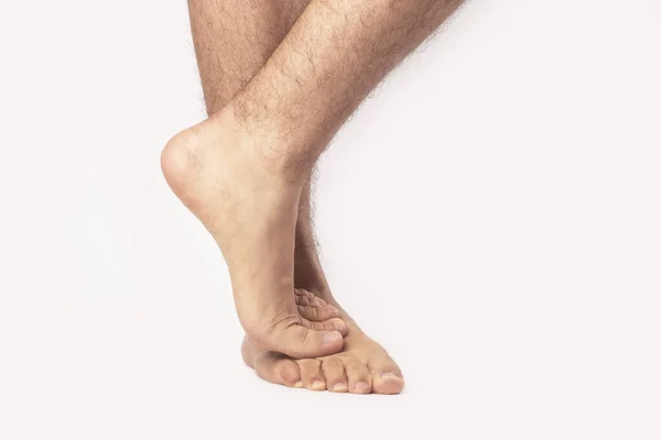Eine Nahaufnahme Männlicher Füße Die Faul Vor Weißem Hintergrund Stehen — Stockfoto