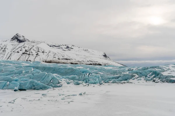 Paysage Glacier Entouré Rochers Sous Ciel Nuageux Idéal Pour Les — Photo
