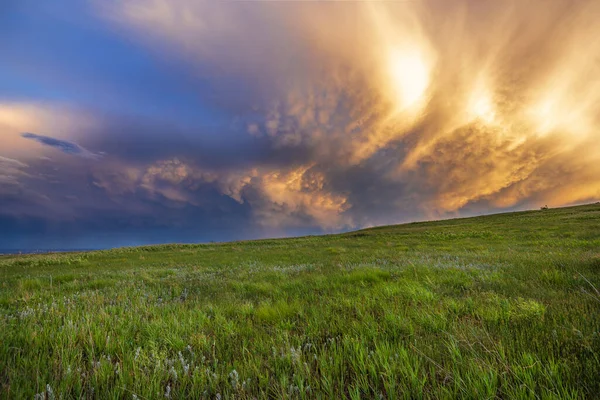 Fascinerande Bild Sommarlandskap Den Molniga Himlen — Stockfoto