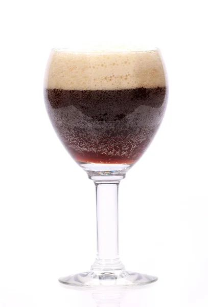 Beyaz Arka Planda Kahverengi Bira Bardağının Izole Edilmiş Dikey Görüntüsü — Stok fotoğraf