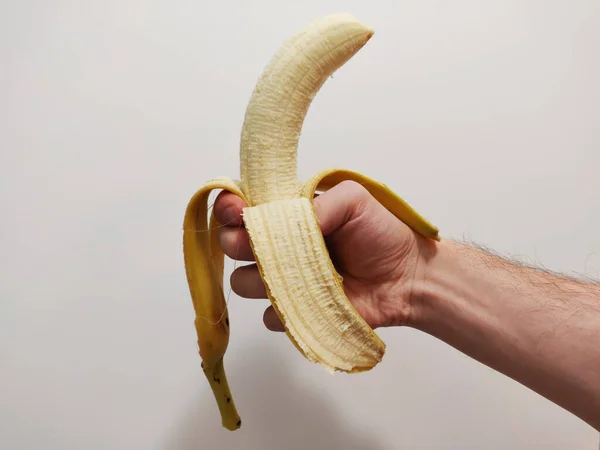 白地にバナナを持った手のクローズアップ — ストック写真