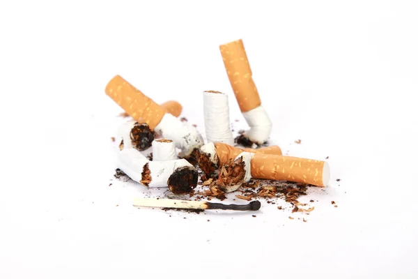 Hromada Uzených Starých Cigaret Použitých Zápalek Izolovaných Bílém Pozadí — Stock fotografie
