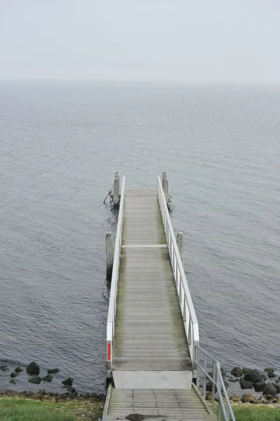 一番上の景色は湖で古い木製の桟橋を撃った — ストック写真