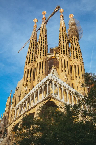 スペインのバルセロナにある有名なラ サグラダ ファミリア大聖堂の美しい景色 — ストック写真