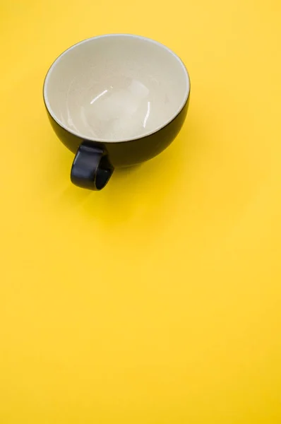 Pionowe Ujęcie Ceramicznego Kubka — Zdjęcie stockowe