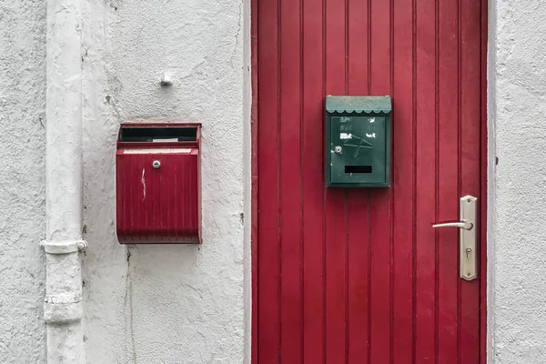 Eine Rote Tür Neben Einem Roten Briefkasten Einer Weißen Fassade — Stockfoto