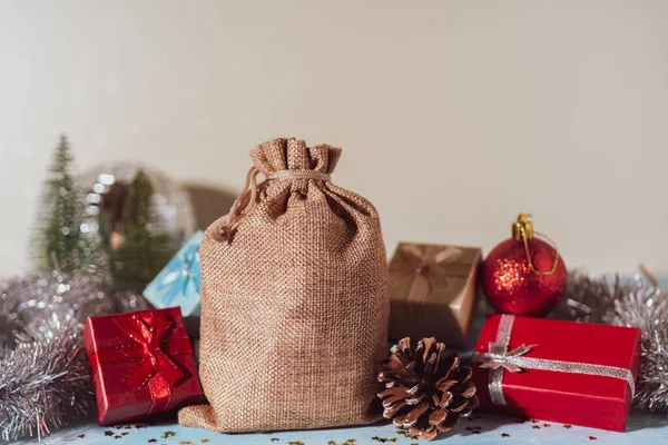 Χριστουγεννιάτικη Σύνθεση Από Τσάντες Και Κουτιά Δώρων Διακοπών — Φωτογραφία Αρχείου