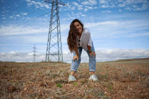 Uma Jovem Caucasiana Feliz Posando Campo Com Uma Torre Elétrica — Fotografia de Stock