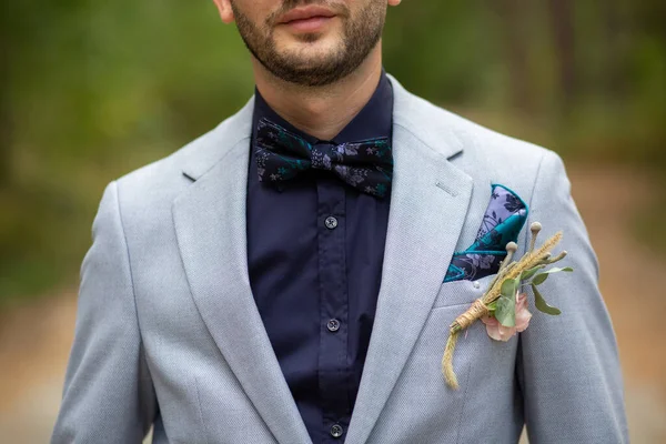 Novio Elegante Vestido Con Traje — Foto de Stock