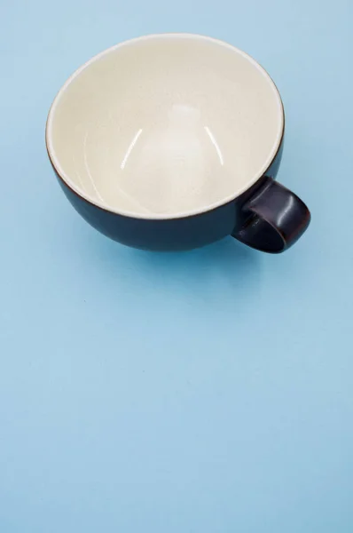 濃い青と白のカップの垂直ショット — ストック写真