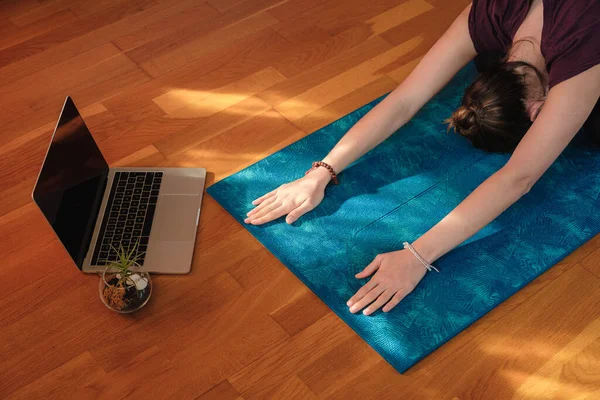 Una Hembra Estirándose Sobre Una Esterilla Durante Clase Yoga Línea — Foto de Stock