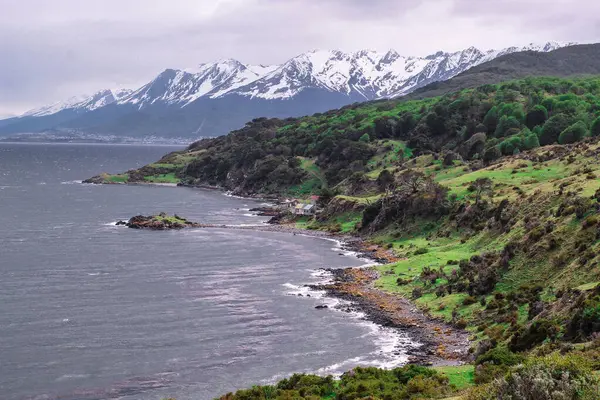 Colpo Ipnotizzante Bel Paesaggio Marino Con Montagne Innevate Sullo Sfondo — Foto Stock