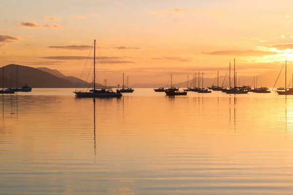 Magnifique Coucher Soleil Bord Mer Avec Des Bateaux Sur Une — Photo