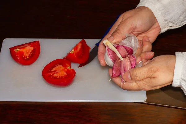 Zbliżenie Ujęcia Samicy Krojącej Pomidory Czosnek Desce Krojenia — Zdjęcie stockowe