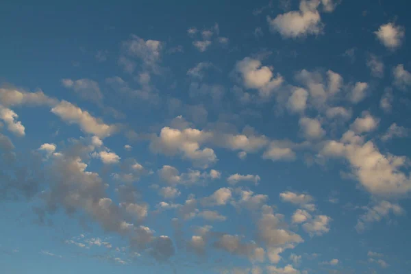 Uma Bela Imagem Céu Com Nuvens Brancas Cinzentas — Fotografia de Stock