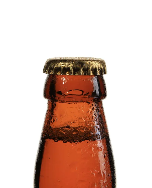 一个冷湿啤酒瓶顶部的垂直特写镜头 — 图库照片