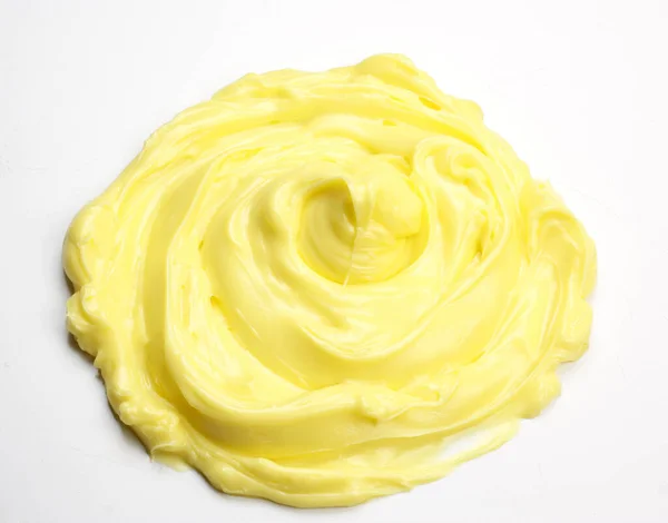 Zbliżenie Ujęcie Miękkiej Cytrynowej Żółtej Śmietany Białej Powierzchni — Zdjęcie stockowe