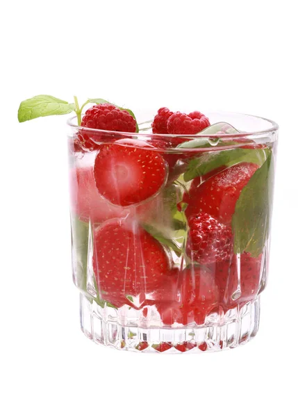 一杯新鲜草莓鸡尾酒的垂直镜头 — 图库照片