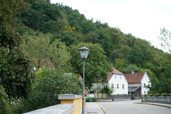 Eine Flache Aufnahme Einer Stadtstraße Einer Grünen Berglandschaft — Stockfoto