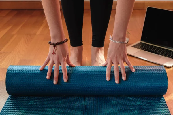 Una Femmina Prepara Suo Tappeto Una Lezione Yoga Online Casa — Foto Stock