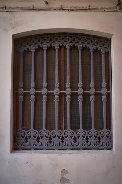 Вертикальний Знімок Металевого Вікна Одній Будівлі — стокове фото