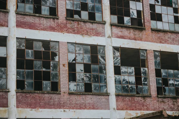 Ein Blick Auf Zerbrochene Fenster Einem Alten Verlassenen Backsteingebäude — Stockfoto