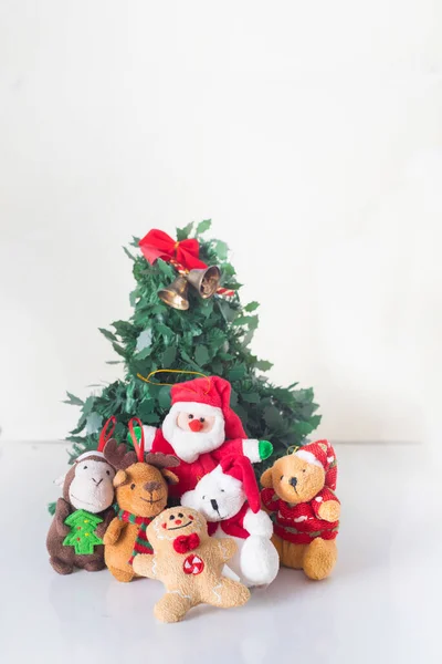 Вертикальный Снимок Рождественской Елки Игрушек Белой Поверхности — стоковое фото