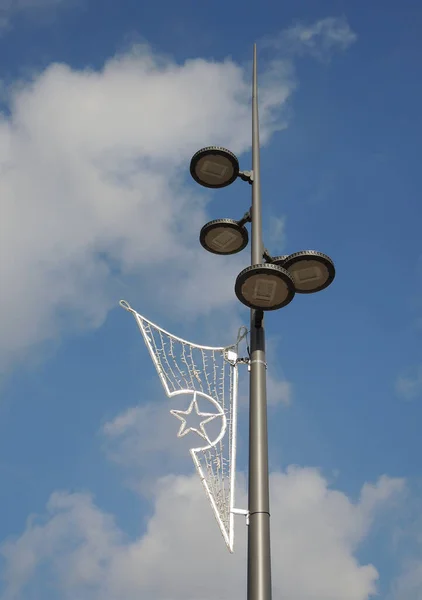 Tiro Ângulo Baixo Vertical Candeeiro Rua Decorado Natal — Fotografia de Stock